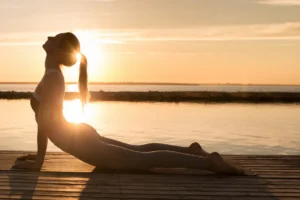 Femme faisant son Yoga pour prendre soin de sa santé
